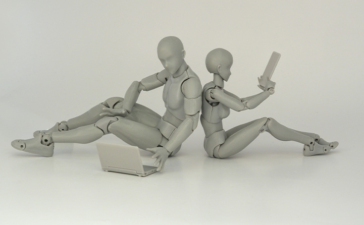 dos robots consultando el correo